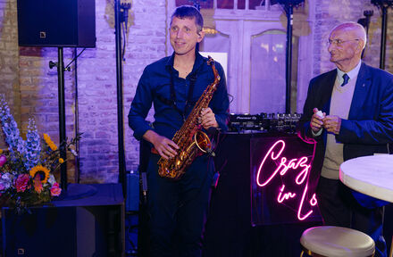 Saxofonist op huwelijksreceptie - Foto 1