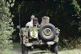 Genieten van een dagje uit met de Willys jeep - Foto 1