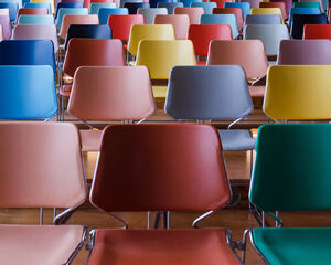 Niemand geeft complimenten over de stoelen. Iedereen herinnert zich een slechte stoel Niemand geeft complimenten over de stoelen. Iedereen herinnert zich een slechte stoel