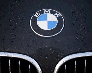 Topman BMW valt flauw op podium