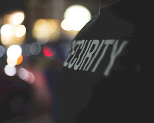 Twee Nederlanders sluipen vermomd als security binnen op Tomorrowland