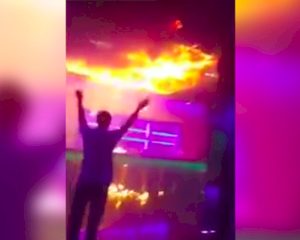 Show vuurspuwer gaat helemaal fout: club in brand (video)