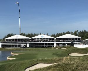 Golfbaan decor van geslaagde 100e KLM Dutch Open.