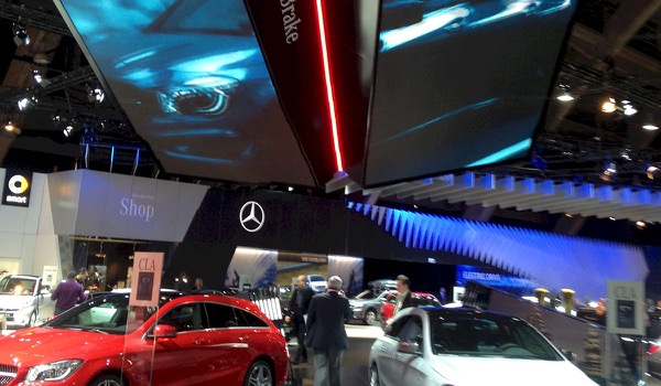 Mercedes schittert op autosalon met spectaculaire schermen van Novid Mercedes schittert op autosalon met spectaculaire schermen van Novid