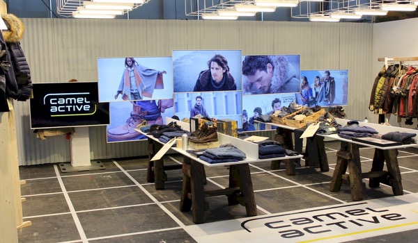 Indrukwekkende videowall met 8 zwevende schermen Indrukwekkende videowall met 8 zwevende schermen