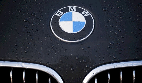 Topman BMW valt flauw op podium Topman BMW valt flauw op podium