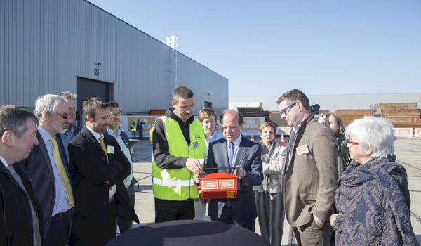 Trekker-oplegger op afstandsbediening legt razendsnel rijplaten Trekker-oplegger op afstandsbediening legt razendsnel rijplaten