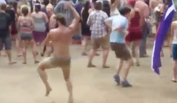 8 heel 'foute' types die je altijd tegenkomt op evenementen 8 heel 'foute' types die je altijd tegenkomt op evenementen