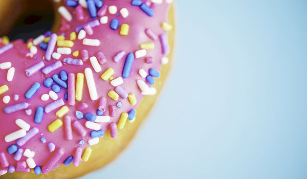 Een topper op feestjes: deze donutmuur is zo mogelijk nog beter dan taart Een topper op feestjes: deze donutmuur is zo mogelijk nog beter dan taart