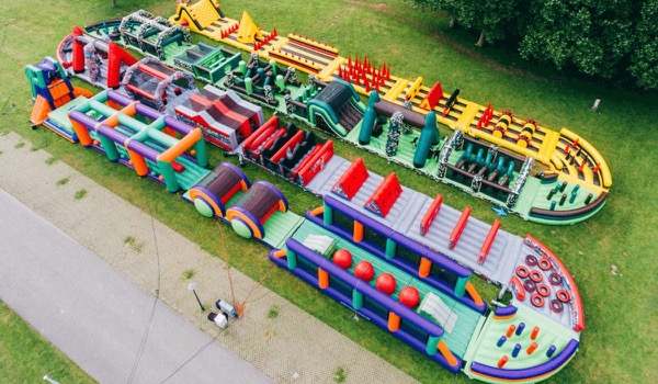 Blaas je teambuilding op: allergrootste opblaasstormbaan ter wereld Blaas je teambuilding op: allergrootste opblaasstormbaan ter wereld