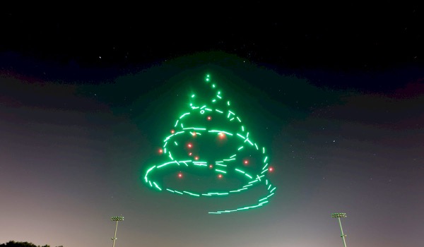 Wie heeft nog vuurwerk nodig als je 300 drones kan inzetten? Wie heeft nog vuurwerk nodig als je 300 drones kan inzetten?