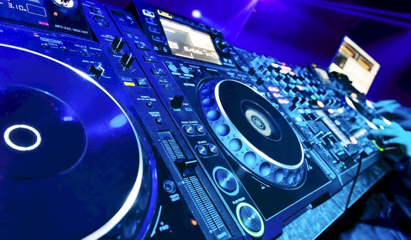Dief gaat aan de haal met 20.000 euro aan dj-materiaal Dief gaat aan de haal met 20.000 euro aan dj-materiaal