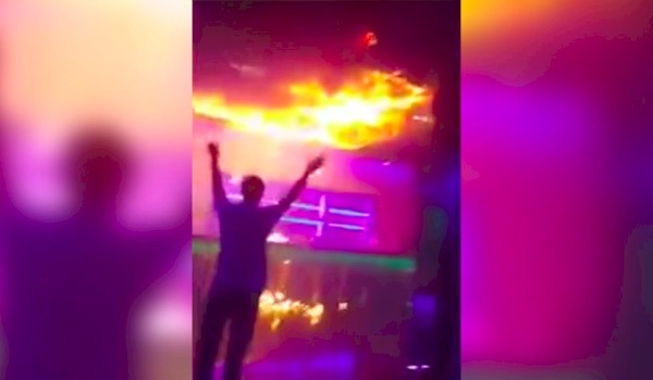 Show vuurspuwer gaat helemaal fout: club in brand (video) Show vuurspuwer gaat helemaal fout: club in brand (video)