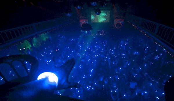 Nu kan ook je lichttechnicus het publiek oplichten - CrowdLED via DMX sturing Nu kan ook je lichttechnicus het publiek oplichten - CrowdLED via DMX sturing