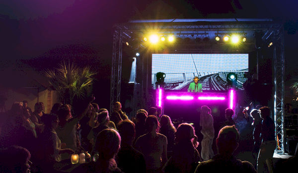 Gerard Ekdom op TOP 2000 DJ Tour voor bedrijven bij Toverland Gerard Ekdom op TOP 2000 DJ Tour voor bedrijven bij Toverland