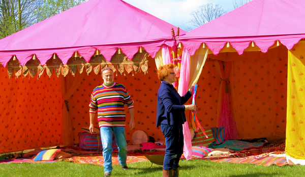 Een opvallende kleurrijke tent voor je evenement Een opvallende kleurrijke tent voor je evenement