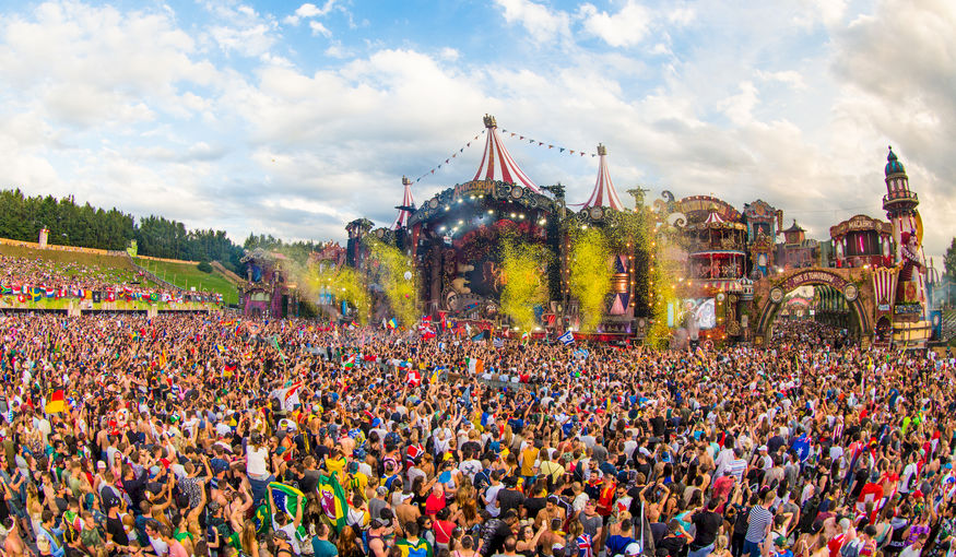 Tot twee jaar cel gevraagd voor fraude met polsbandjes Tomorrowland Tot twee jaar cel gevraagd voor fraude met polsbandjes Tomorrowland