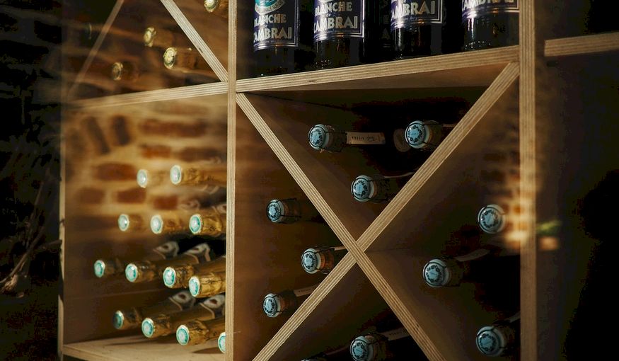 Maak indruk op je gasten met de juiste verlichting, barmeubels en flessenrekken Maak indruk op je gasten met de juiste verlichting, barmeubels en flessenrekken