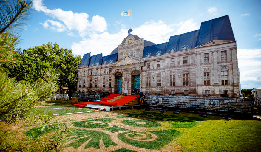 Tijdelijk kasteel verrijst in 72 uur voor exclusief event Tijdelijk kasteel verrijst in 72 uur voor exclusief event